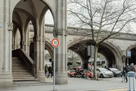 Sistemul de transport elvețian și cumpărarea online a vinietei pentru autostrăzi.